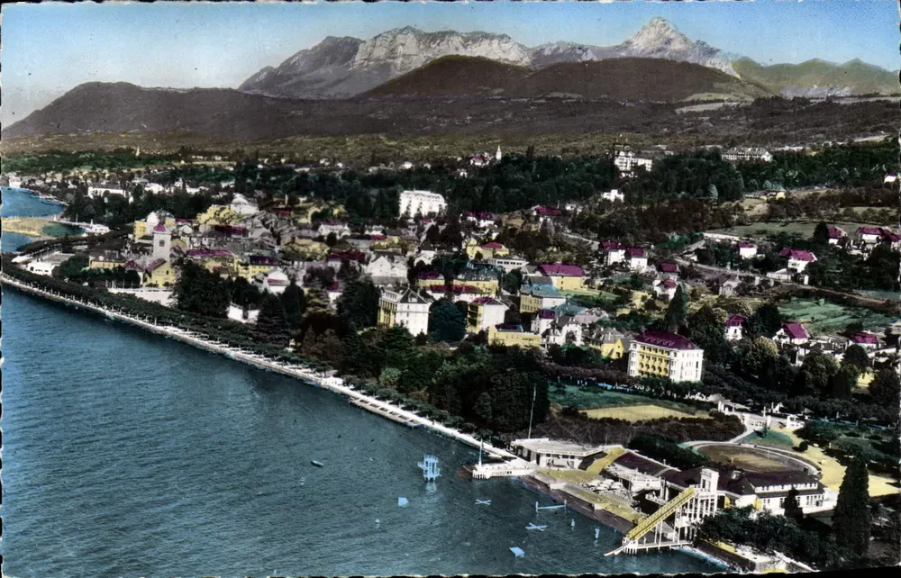 Evian-les-Bains — Luftbild; die Strandpromenade, die Stadt und der Dent d'Oche (2225 m) — Éditions de l'Économie Bron (Rhône) - Vorderseite
