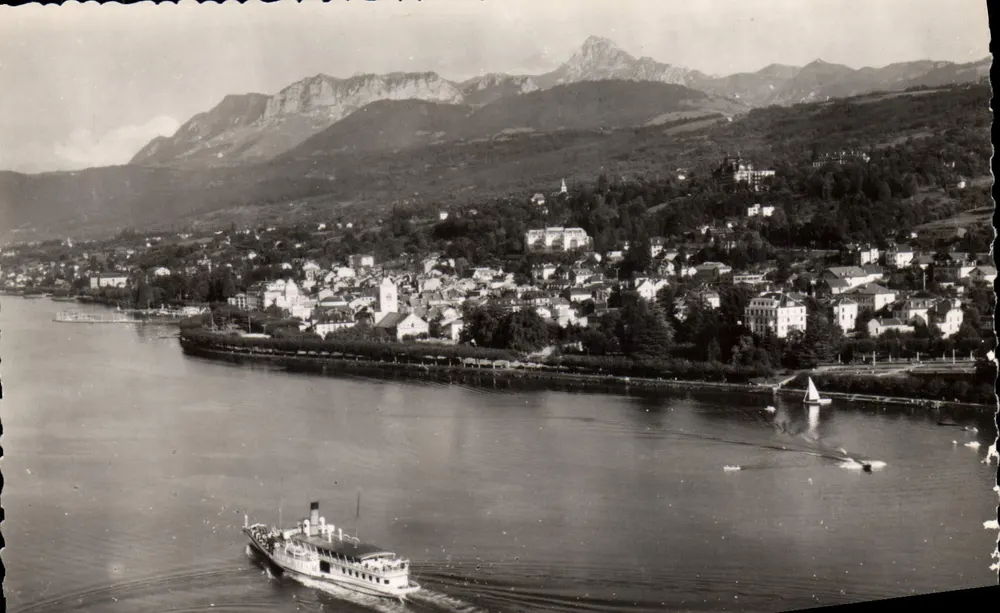 Évian-les-Bains (Haute-Savoie) — Luftaufnahme; das große Boot, die Stadt und die Dent d'Oche (2.225 m.) — J. Cellard, Lyon - Vorderseite