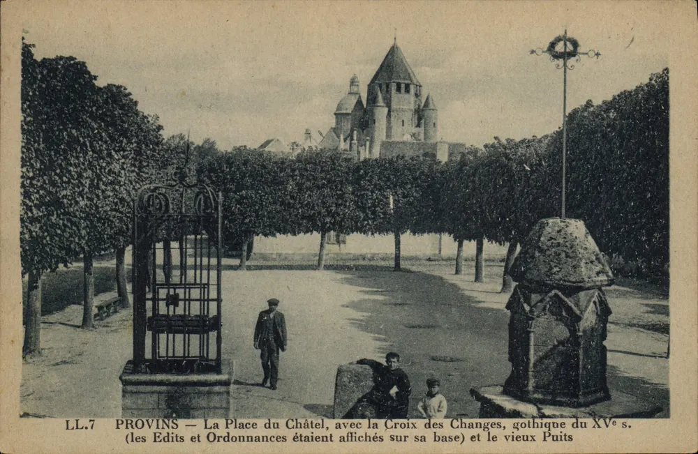 Provins — A Place du Châtel com a Cruz dos Changes gótica do século XV e o velho poço - Frente