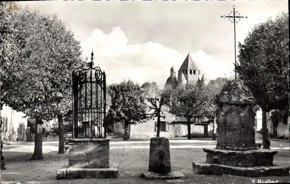 Provins (S.-et-M.) — Place du Châtel — Croix des Changes, puits féodal, tour de César et dôme de l'église Saint-Quiriace — Yves Hodberi, éditeur - Frente