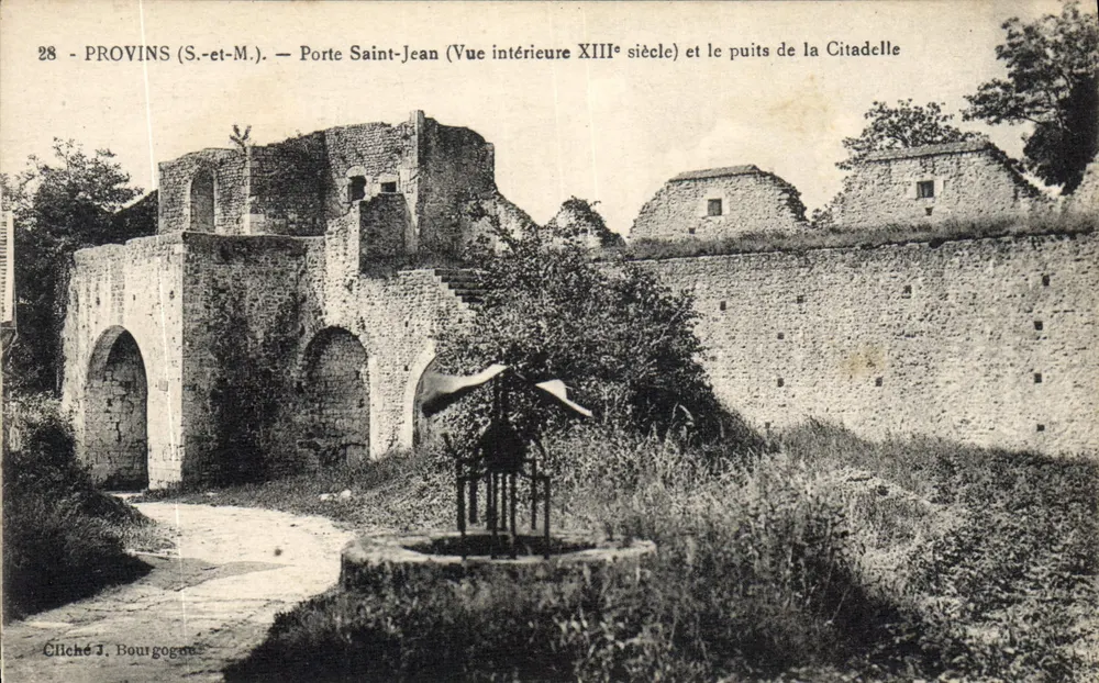 Provins (S.-et-M.) — Poort Saint-Jean (Binnenkant, 13e eeuw) en het putje van de Cittadella — Cliché J. Bourgogeo - Voorkant