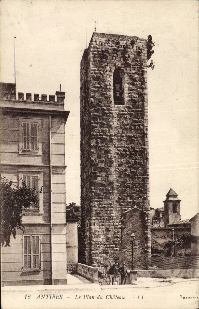 Antibes - O Plano do Castelo — torre em pedra — Select - Frente