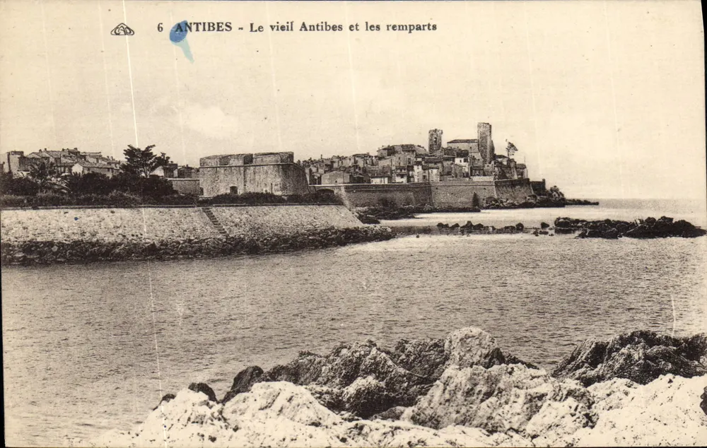 Antibes - Das alte Antibes und die Mauern — Verlag Antike Ansichtskarte Alime des Arts PHIL. - Serie 300-PO - Vorderseite