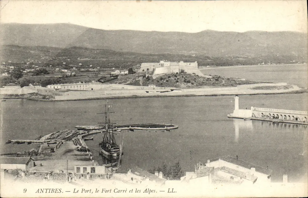 Antibes — Der Hafen, das Fort Carré und die Alpen — LL. - Vorderseite