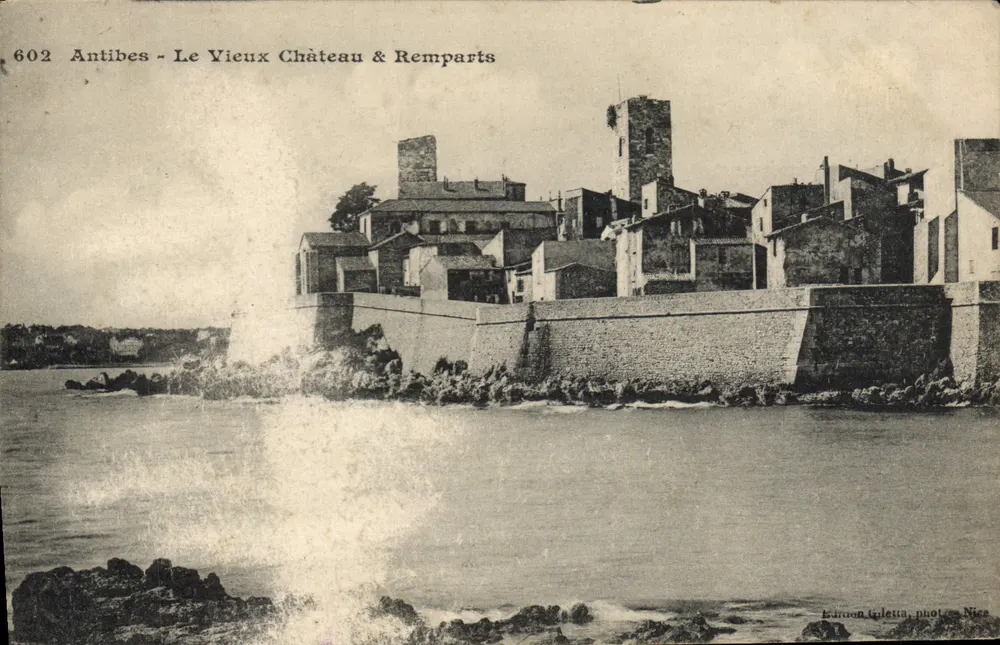 Antibes - Das alte Schloss & Mauern — Verlag Larmon Gilelta, Foto Nice, n° 602 - Vorderseite