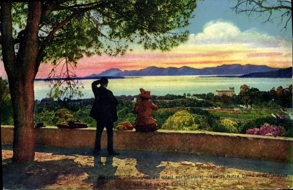 Antibes — Sonnenuntergang über den Estérel — Aussicht auf Notre Dame de la Garoupe — Verlag Lévy & Neurdein, n°49 - Vorderseite