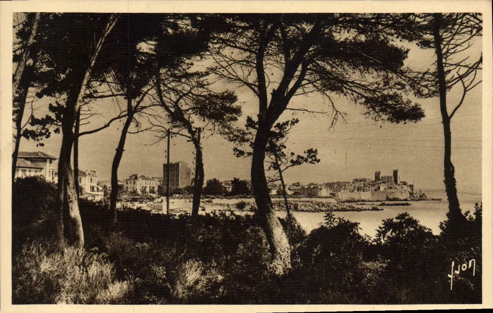 Antibes (Alpes-Maritimes) — Die Stadt aus Sicht der Pinien der Corniche — Éditions d'Art WON, Paris - Vorderseite