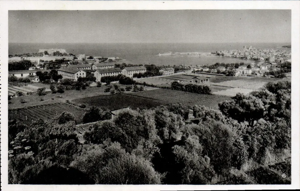 Antibes (A.-M.) — Allgemeiner Blick — Die Kasernen und das Fort Carré - Vorderseite