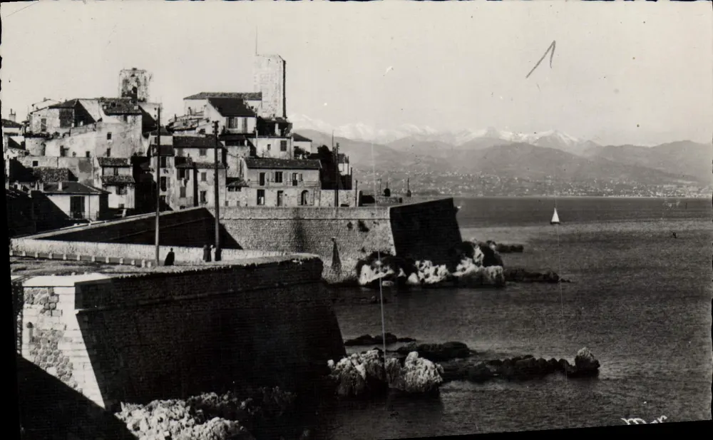 Antibes — De Muren — Fabr. Française Repr. Interdite - Voorkant