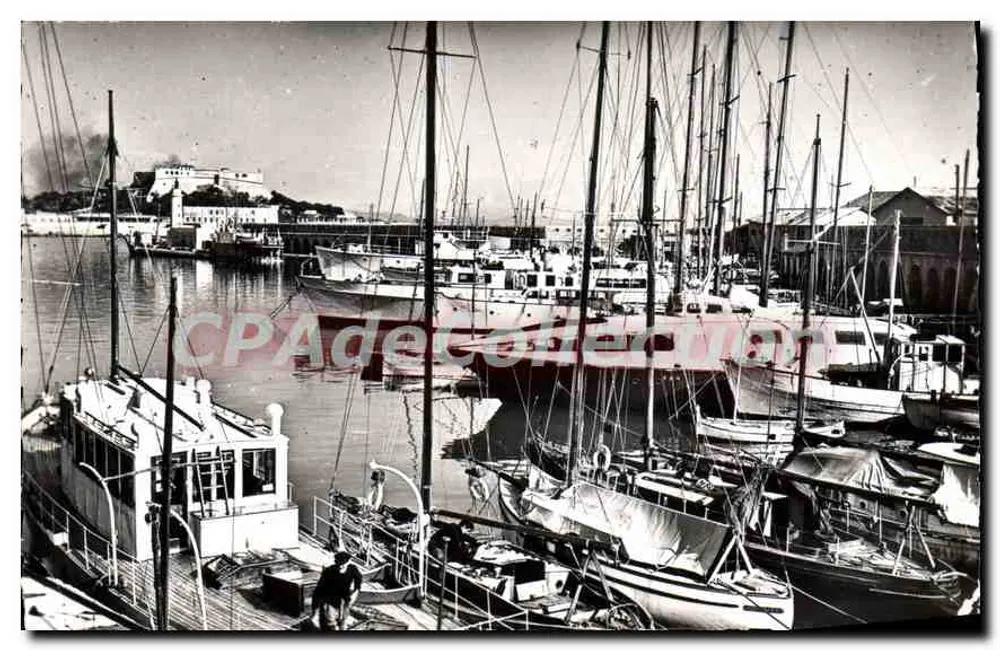 Port d'Antibes — Fort Carré im Hintergrund — Verlag CPAdeCollection - Vorderseite