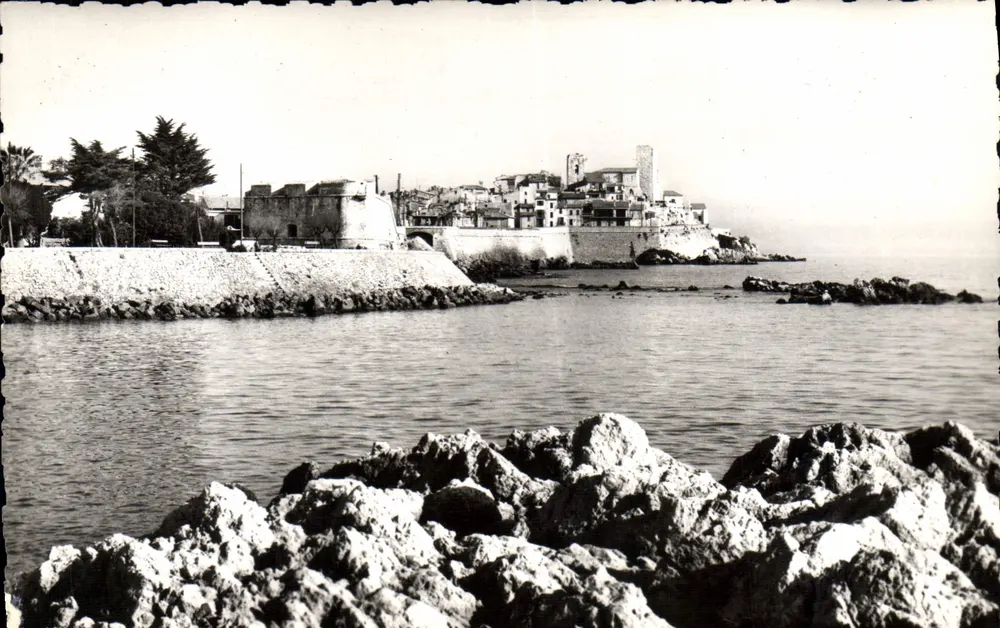 Antibes — Die Mauern und das Schloss Grimaldi — CPADeCollection - Vorderseite