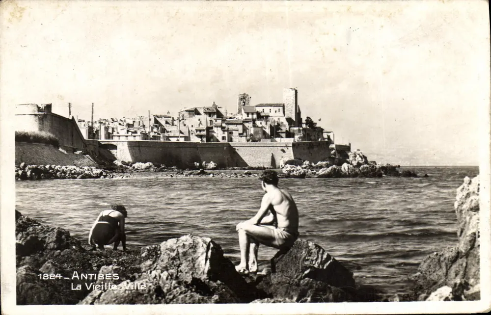 Antibes - A Velha Cidade — view costeira com dois banhistas — Edição La Cigogne, Nice - Frente