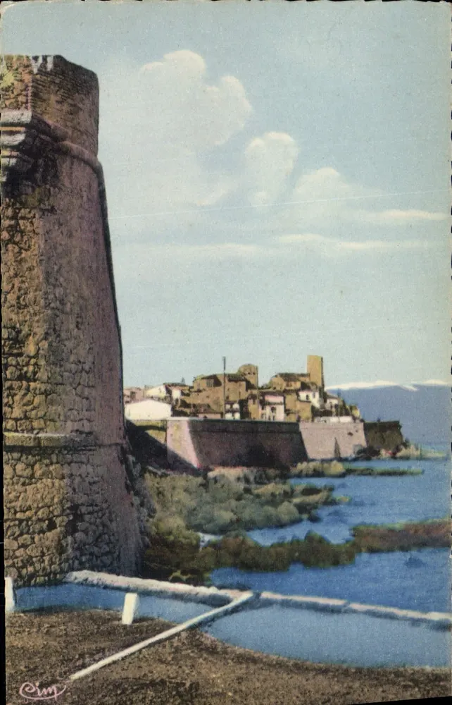 Antibes — Os Muros — Fot. Courrier Maccon, n°17 - Frente