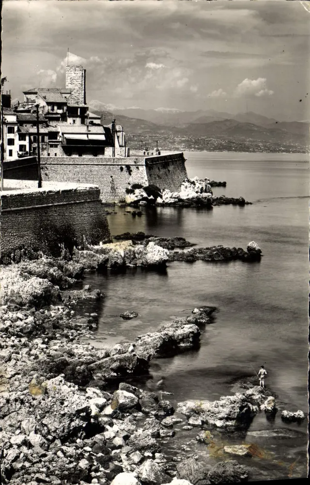 Antibes — A Ponta do Relógio — Editor: Touring International Photo - Frente