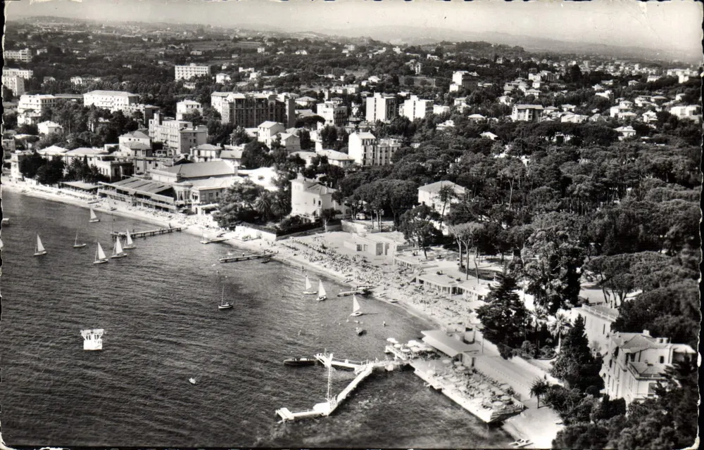 Juan-les-Pins (A.M.) — Der Strand und die Pineta. Links das Casino — Verlag: Ses Fleurs, Carcassonne - Vorderseite