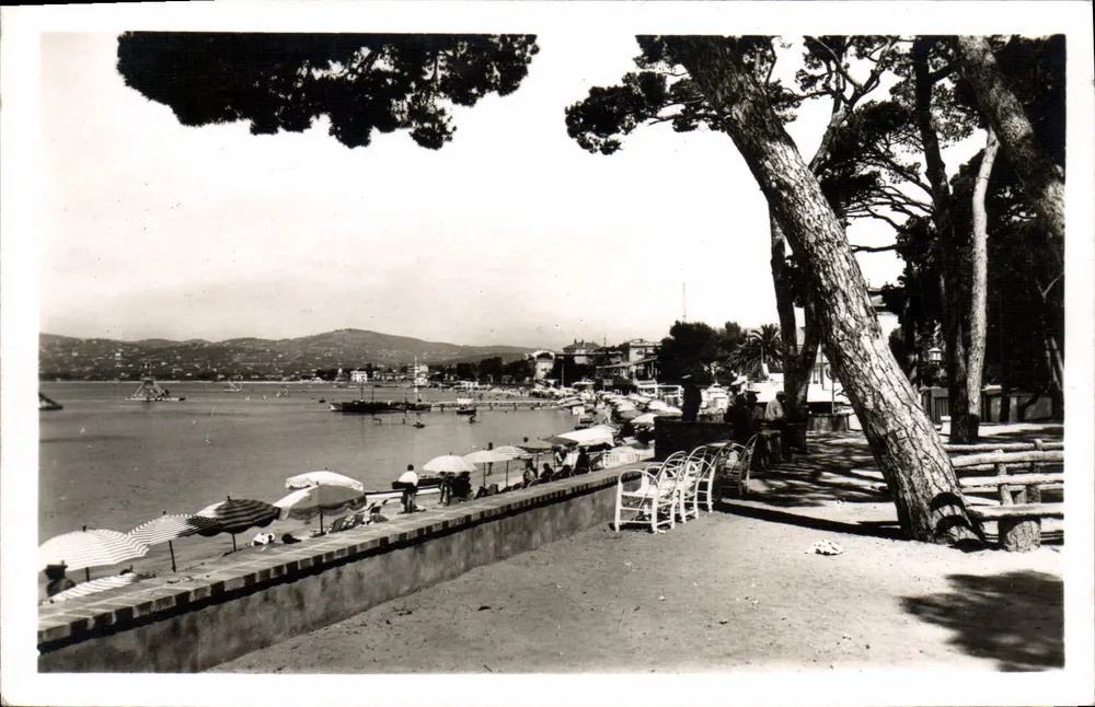 Juan-les-Pins — La Pinède und die Strandpromenade — CPADeCollection - Vorderseite