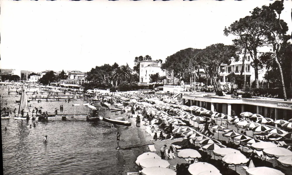 Juan-les-Pins — Praia animada — Edições Articules A.-M. - Frente
