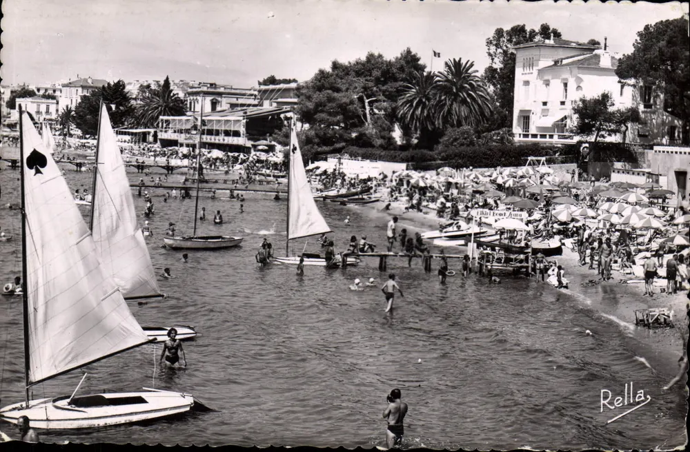 Juan-les-Pins — praia animada com barcos a vela — Edição Rella - Frente