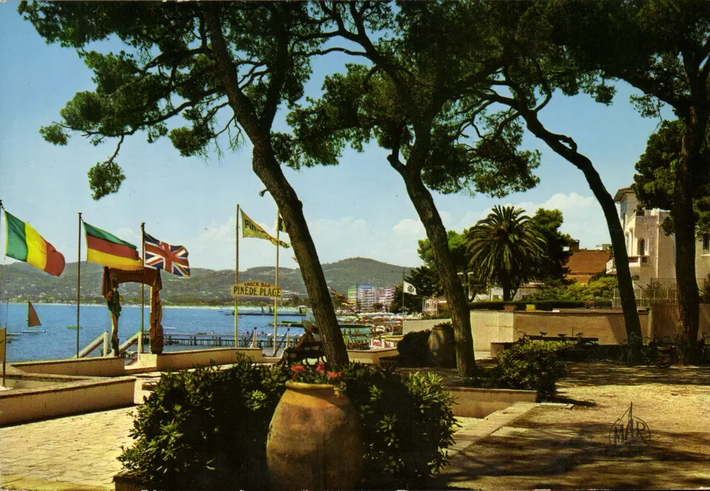 La Pinède Place — Juan-les-Pins — uitgever MAR, n° 1057 - Voorkant