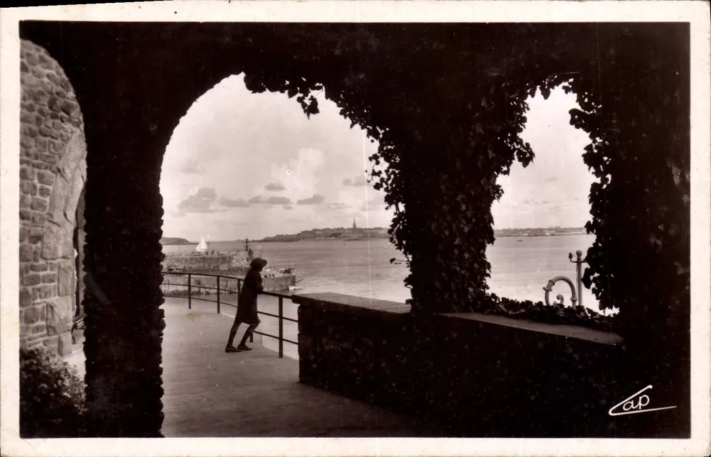 Dinard — Ansicht vom Terrassenbereich des Meermuseums in Richtung St-Malo — Cap - Vorderseite