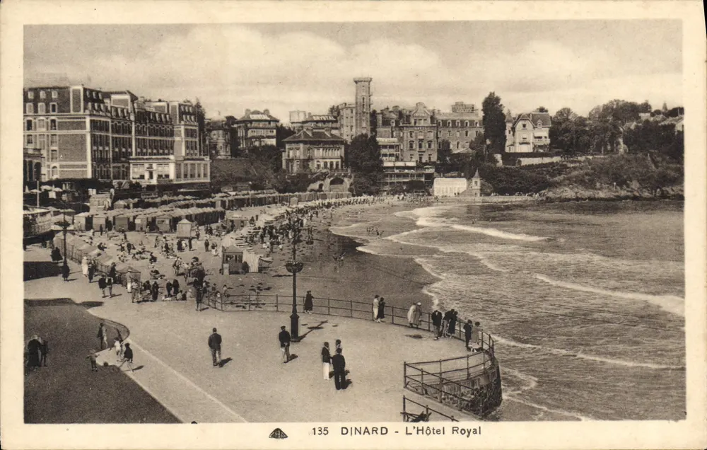 Dinard - O Hotel Royal — vista da praia e dos edifícios — editor C. des Arts, Strasbourg-Schiltigheim, n° 135 - Frente