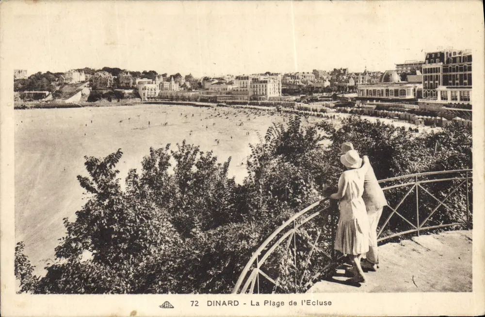 Dinard - A Praia da Ecluse — vista panorâmica com casal no primeiro plano — editor 'A. P. A.' n°72 - Frente