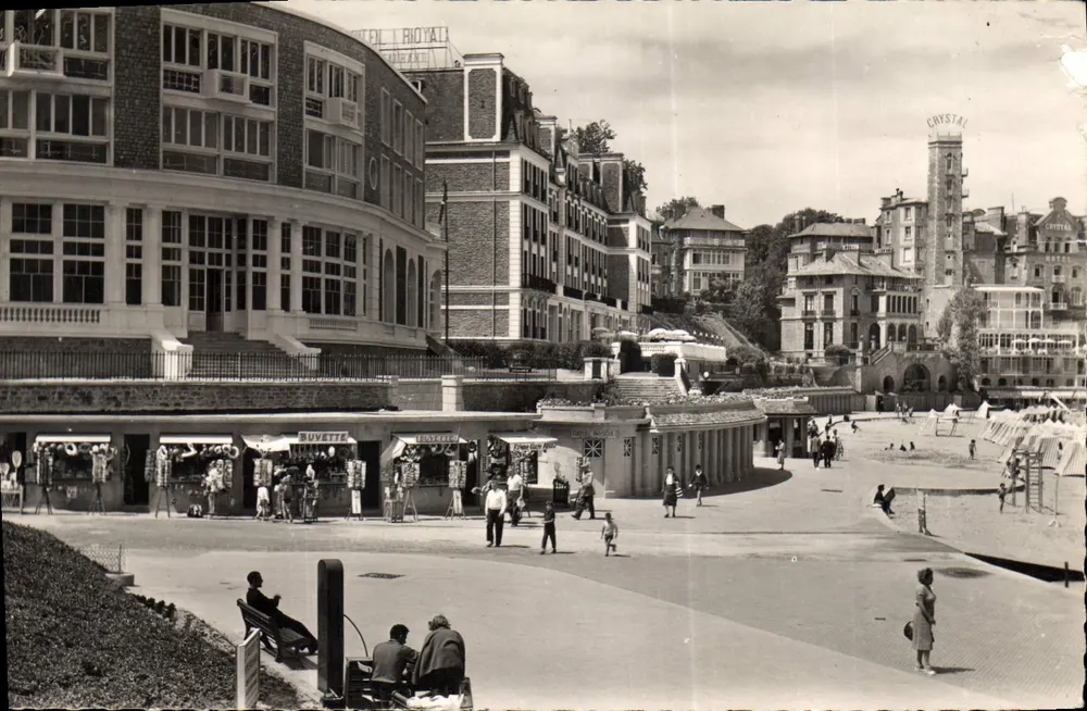 Dinard — A Promenade em direção ao « Crystal » — Edições Châtigny n°9013 - Frente