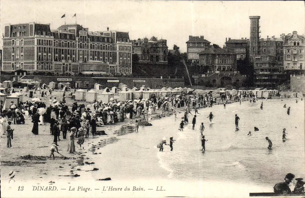 Dinard — A Praia — A Hora do Banho — LL. - Frente