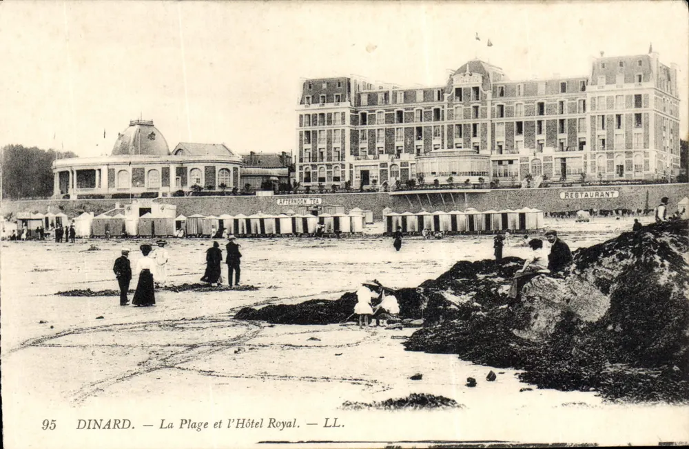 Dinard — La Plage et l'Hôtel Royal — LL. - Recto