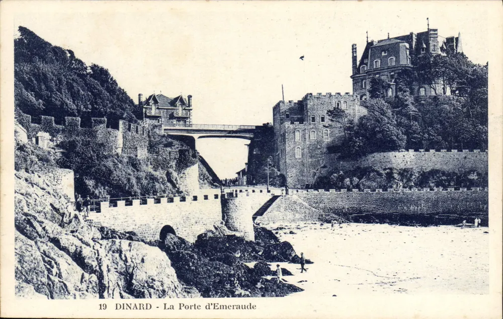 Dinard - A Porta de Esmeralda — vista da promenade e do castelo na praia - Frente