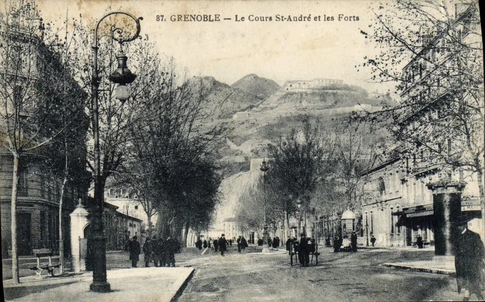 Grenoble — O Cours St-André e os Fortes — P. GAUDE, fot.-édit. Grenoble - Frente