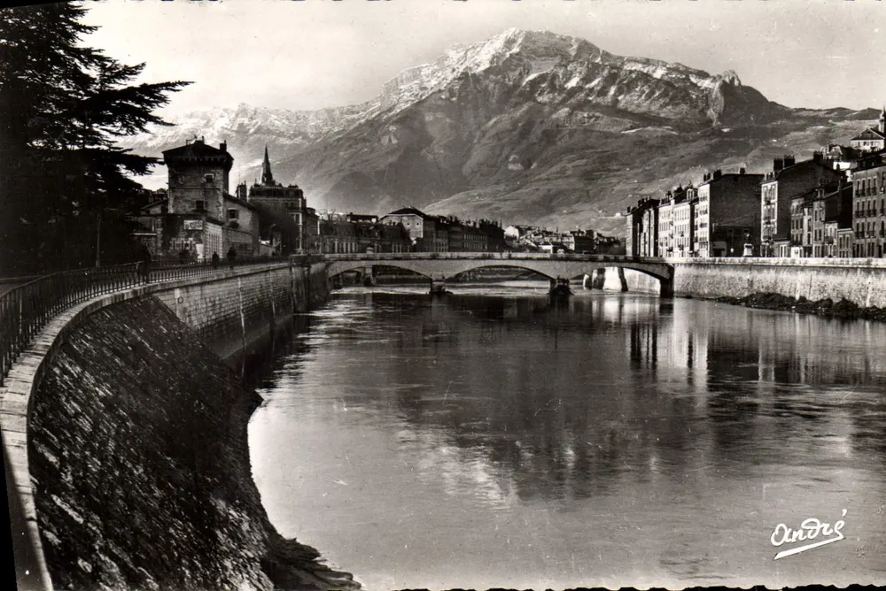 Grenoble — Die Quais der Isère und der Moucherotte (1895 m.) — Édition d'Art André - Vorderseite