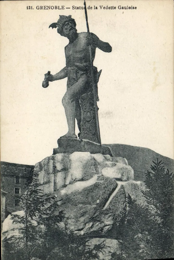 Grenoble — Estátua da Vedette Gauloise — P. CLAUBE, fot. edit., Grenoble, n° 121 - Frente