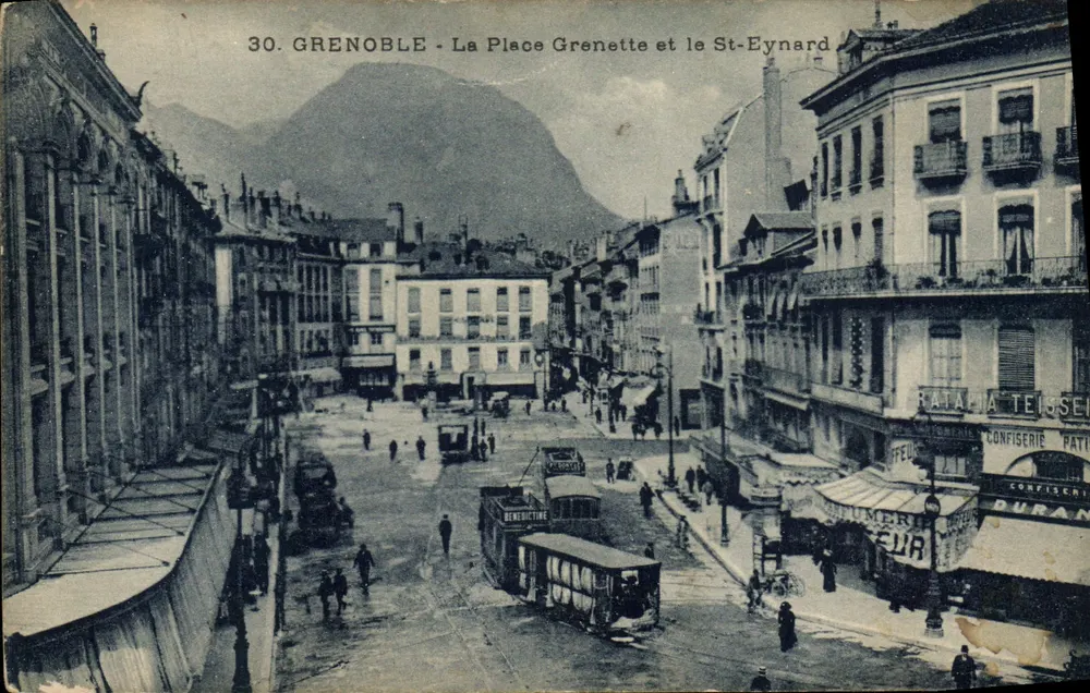 Grenoble - A Praça Grenette e o St-Eynard — vista urbana com trêmio e montanha no fundo - Frente