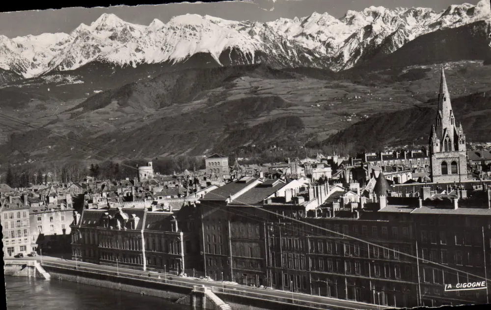 Grenoble — Panoramablick mit schneebedeckten Bergen — La Gigogne - Vorderseite