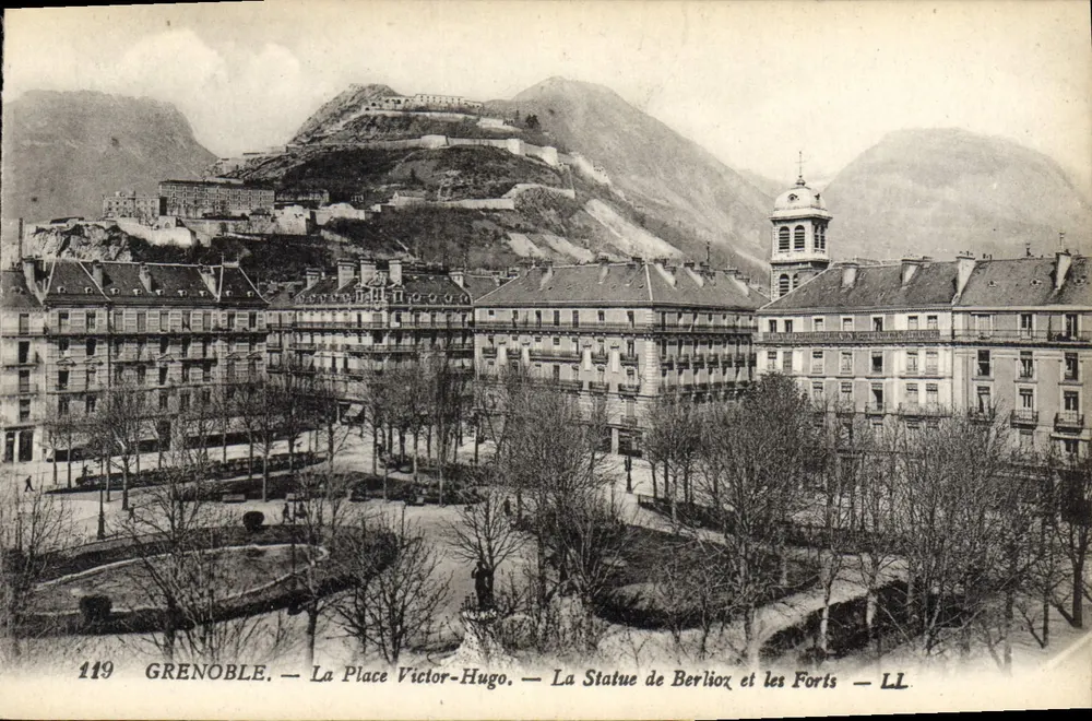 Grenoble — Place Victor-Hugo — Die Statue von Berlioz und die Festungen — LL. — N° 119 - Vorderseite