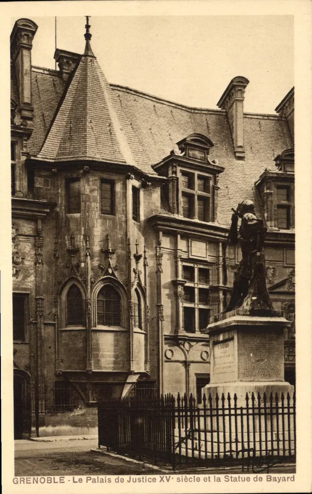 Grenoble - O Palácio de Justiça do século XV e a Estátua de Bayard - Frente