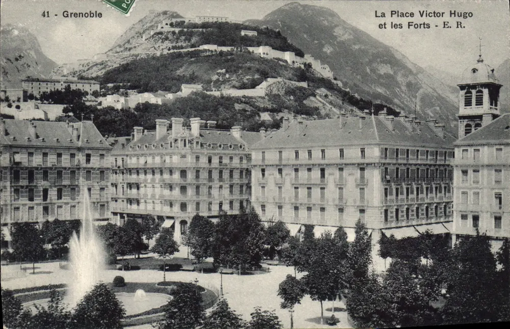 Grenoble — Ansicht der Place Victor Hugo und der Festungen — E.R. - Vorderseite