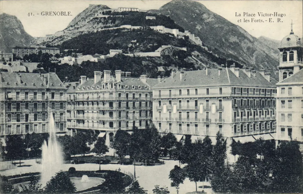 Grenoble — Ansicht der Place Victor-Hugo und der Festungen — E. R. - Vorderseite