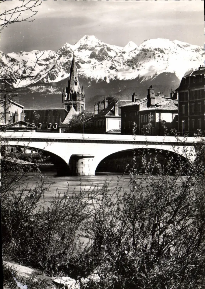 Grenoble — vista del puente y de la iglesia de San Andrés con el macizo de Belledonne en el fondo — editor no identificado - Anverso