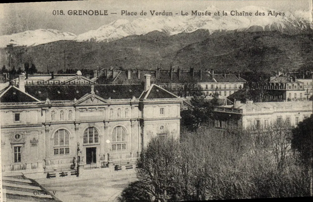 Grenoble — Place de Verdun — Das Museum und die Alpenkette - Vorderseite