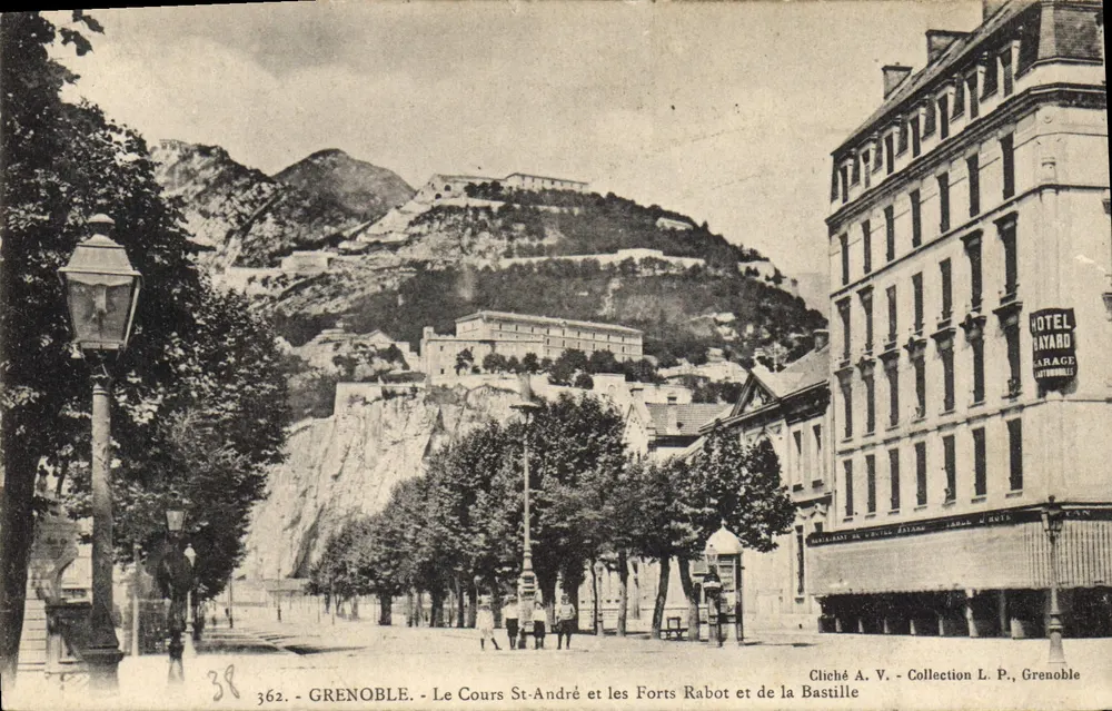 Grenoble - St-André Avenue und die Festungen Rabot und Bastille — Cliché A. V., Sammlung L. P., Grenoble - Vorderseite