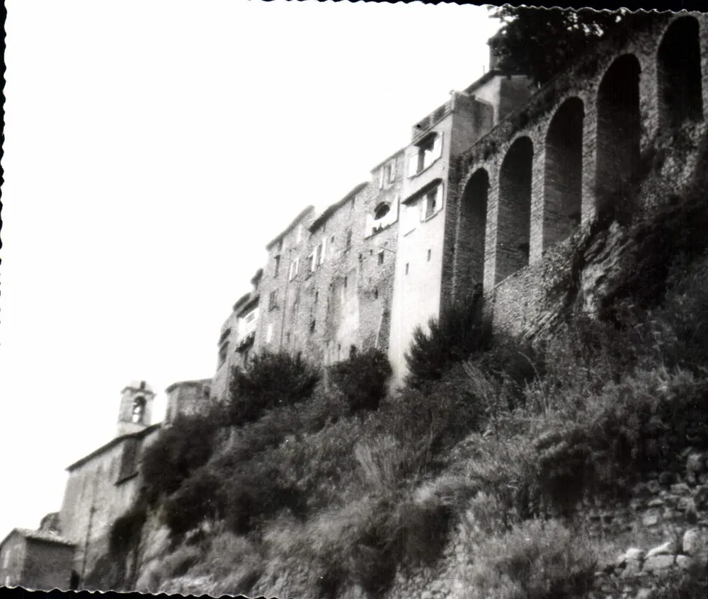Montbrun-les-Bains — vista das Arcades — LA FRANCE TOURISTIQUE - Frente