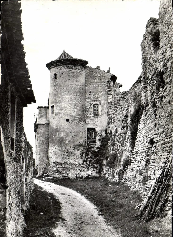 Poët-Laval (Drôme) — A Comendadeira, o Caminho de Ronda e a Torre do Século XII — Combière Imp. Macon - Frente