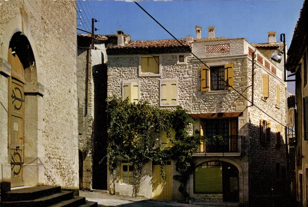 Vinsobres (Drôme) — Place de l'Église — Impressor Combier, N° 37 - Frente