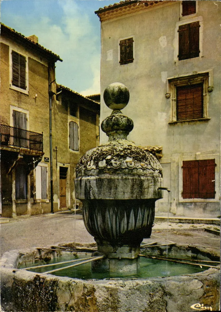 Fontaine L'Esplanade — Saint-Paul-Trois-Châteaux (Drôme) — Cing - Frente