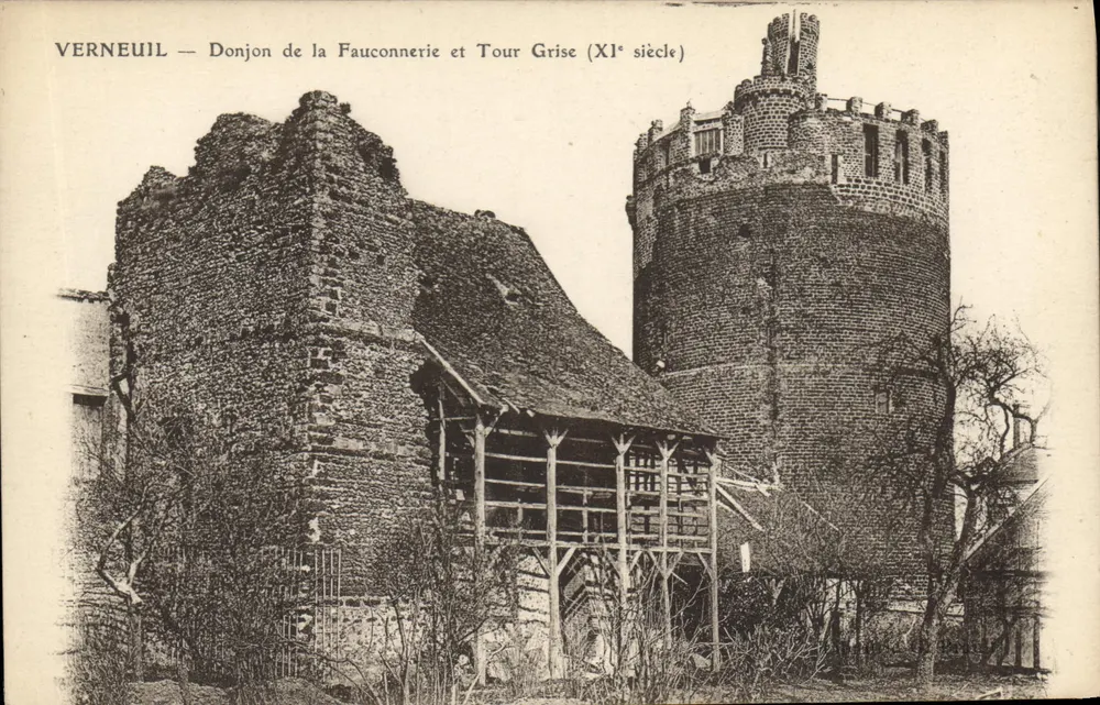 Verneuil — Bergfried der Falknerei und Graue Turm (11. Jahrhundert) - Vorderseite