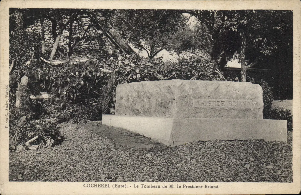 Cocherel (Eure) — La Tumba de M. el Presidente Briand — Foto G. André, Vernon - Anverso