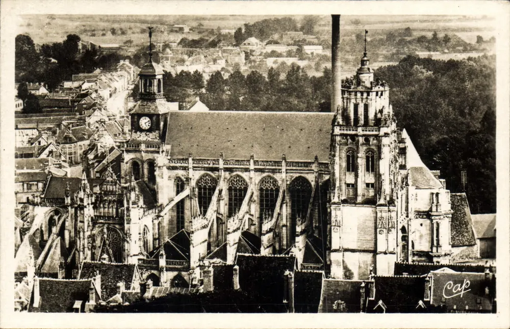 Gisors - Die Kirche (12. und 16. Jahrhundert) - Ansicht vom Schloss genommen — Edition R. Honaff - Vorderseite