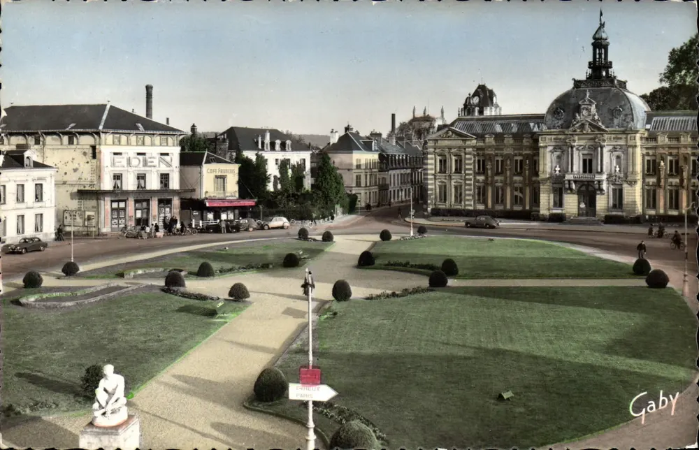 Louvières - Praça Ernest Thoral — vista do museu e do rotonda — Edições Gaby - Frente